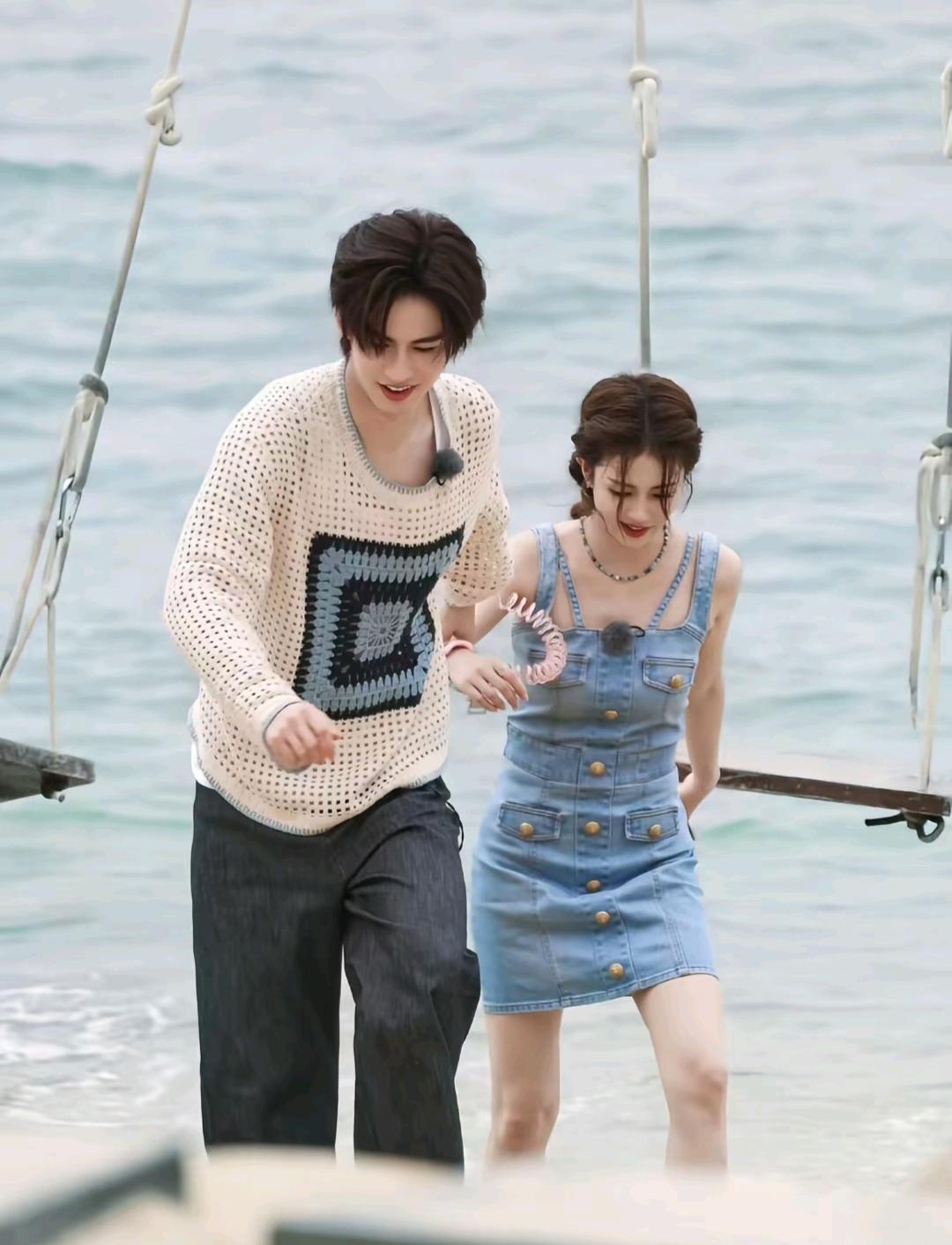 白鹿和张凌赫的粉丝开撕了，
他们的剧还没播，
就先内讧起来了，
互相爆黑料，
闹