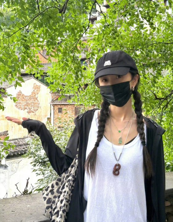 娱乐[超话]杨幂国庆旅行车自驾游国庆假期来临，正是出门游玩的好时候，杨幂也计划开