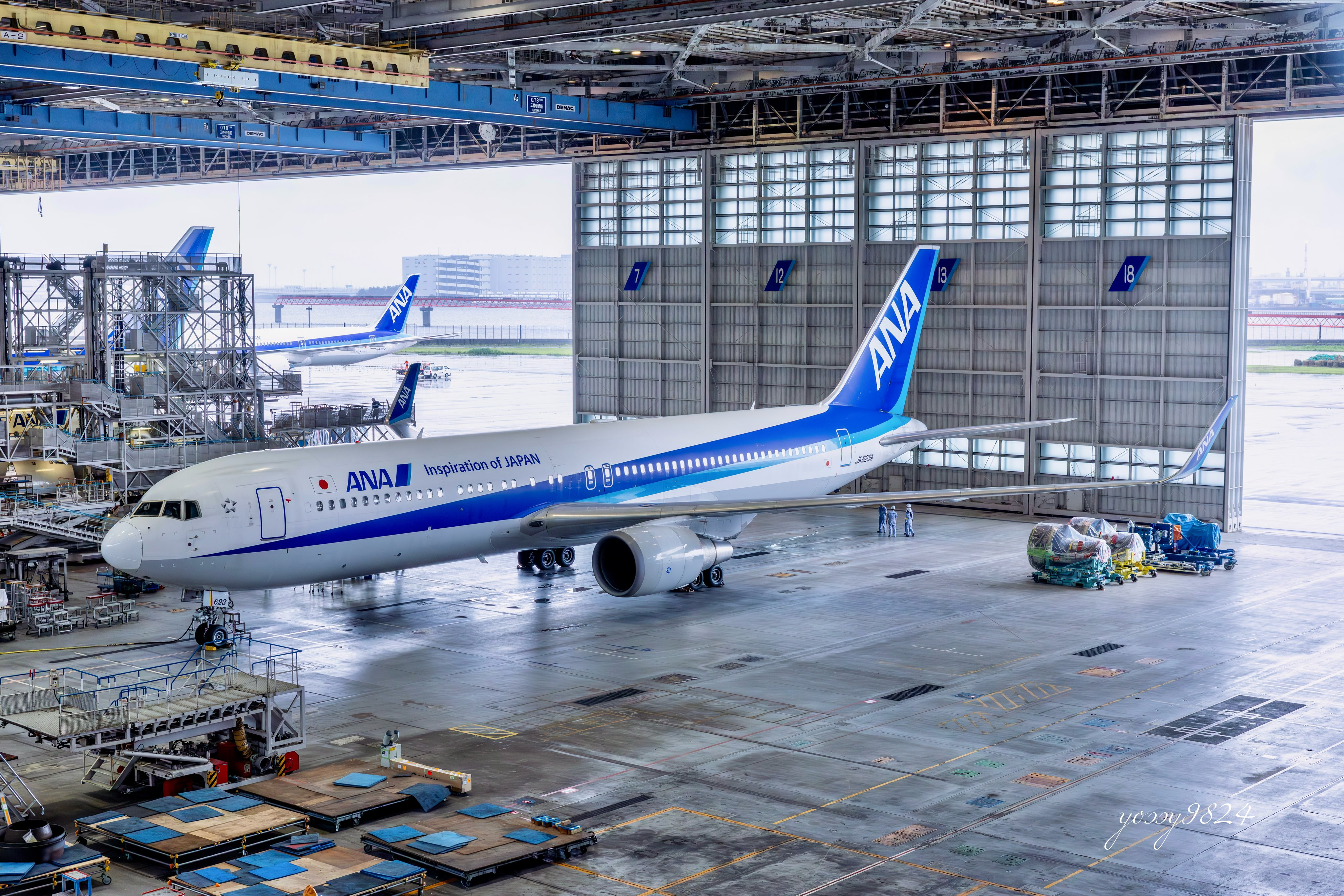 机库中的全日空波音767-381 JA623A ​​​