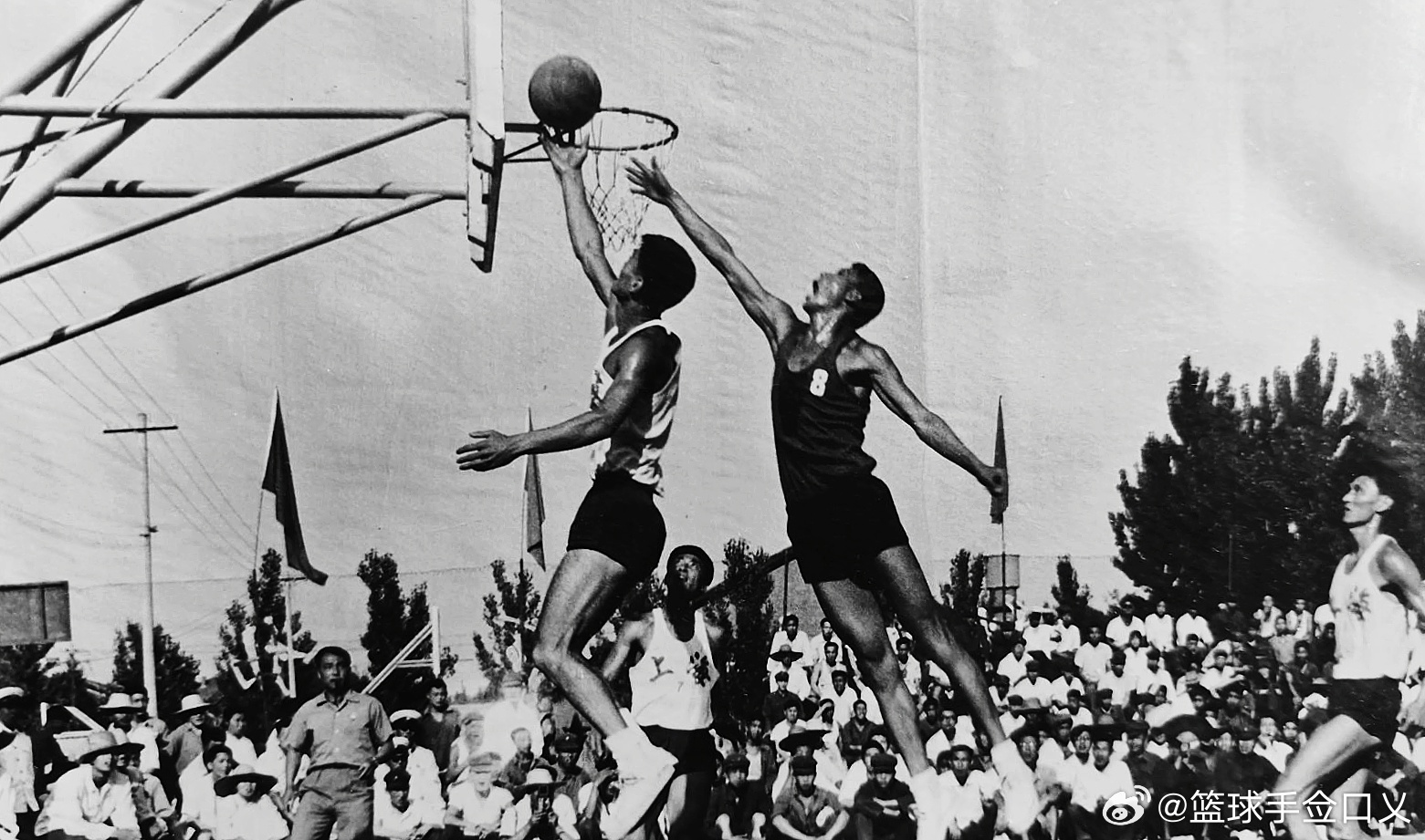 1972年6月10日—30日，全国五项球类运动会，上海队获得男篮比赛冠军。图为上