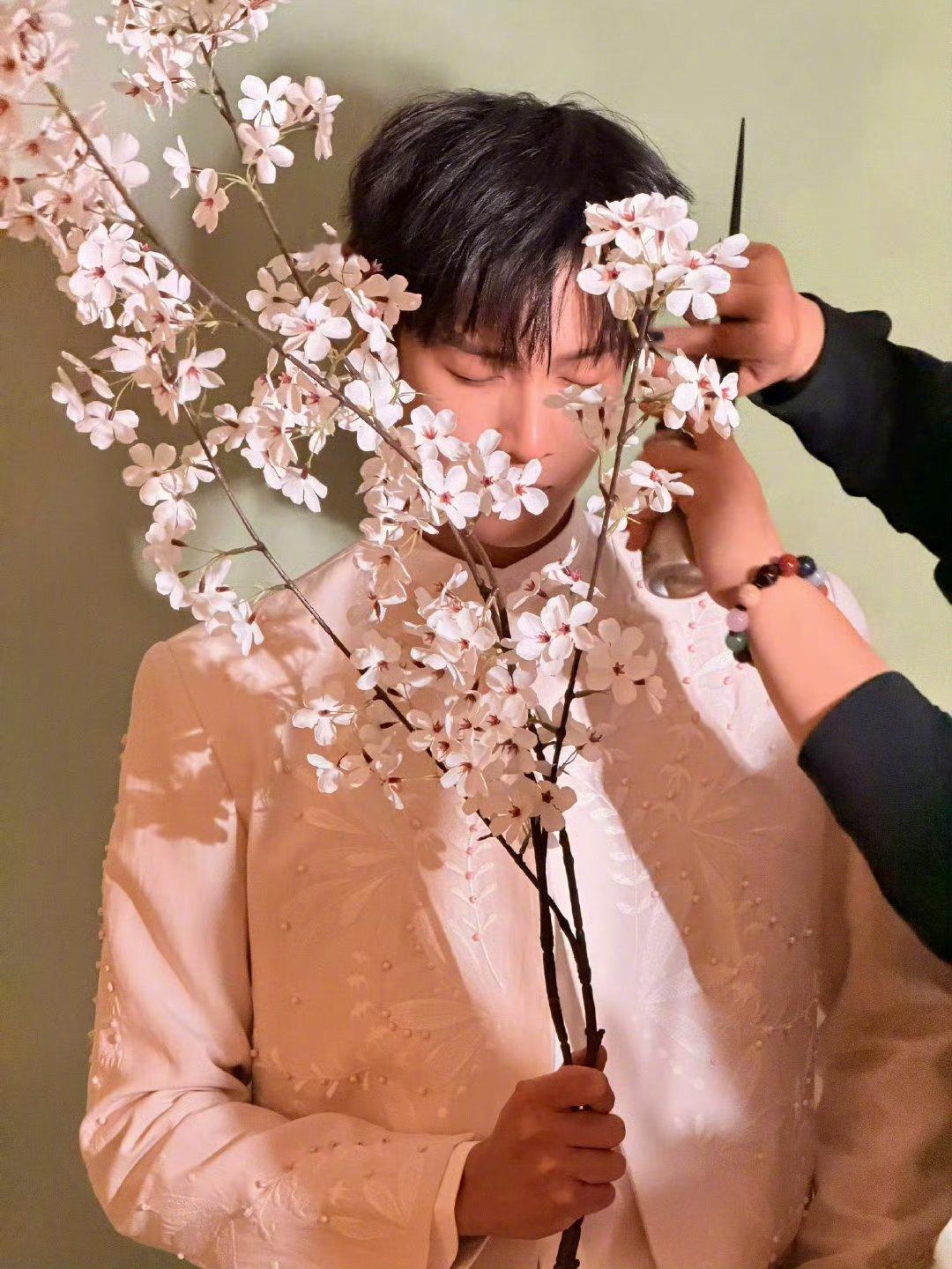 李昀锐亮相馥蕾诗线下活动，身穿一套米白色刺绣套装。服装的刺绣元素与米白基调，为造