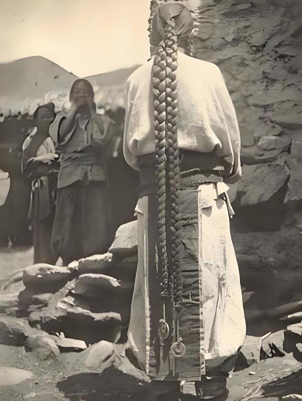 清朝男人的大辫子，睡觉碍事只是小问题，脏才是真要命。这辫子哪像偶像剧里那么油光水