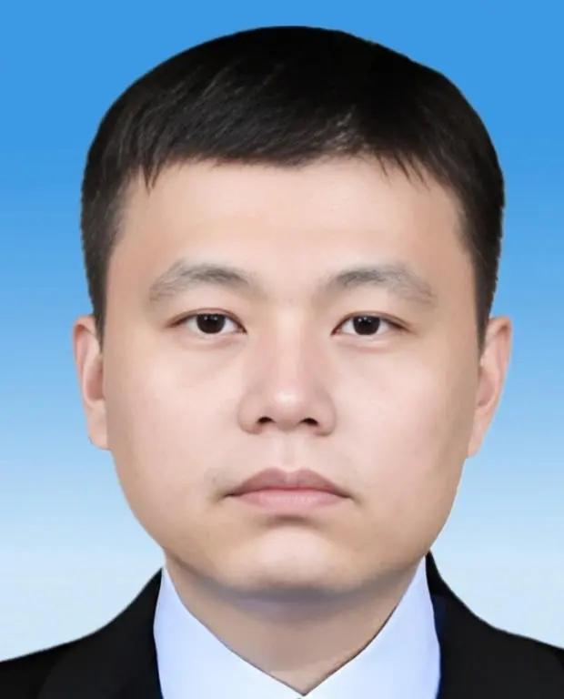 2006年，广东顺德海关的一名普通公务员晚上回到家，悄悄对妻子说：“老婆，我的银