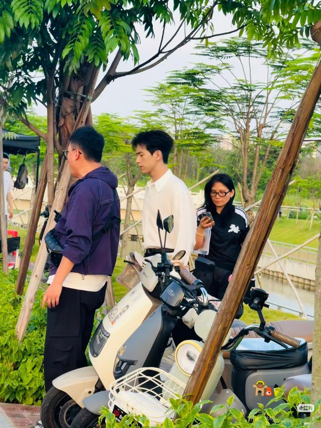 李现李现雾里青李现孟弗渊 今晚帅气的白衬衣孟弗渊，李现每天相机📷不离手，不知道