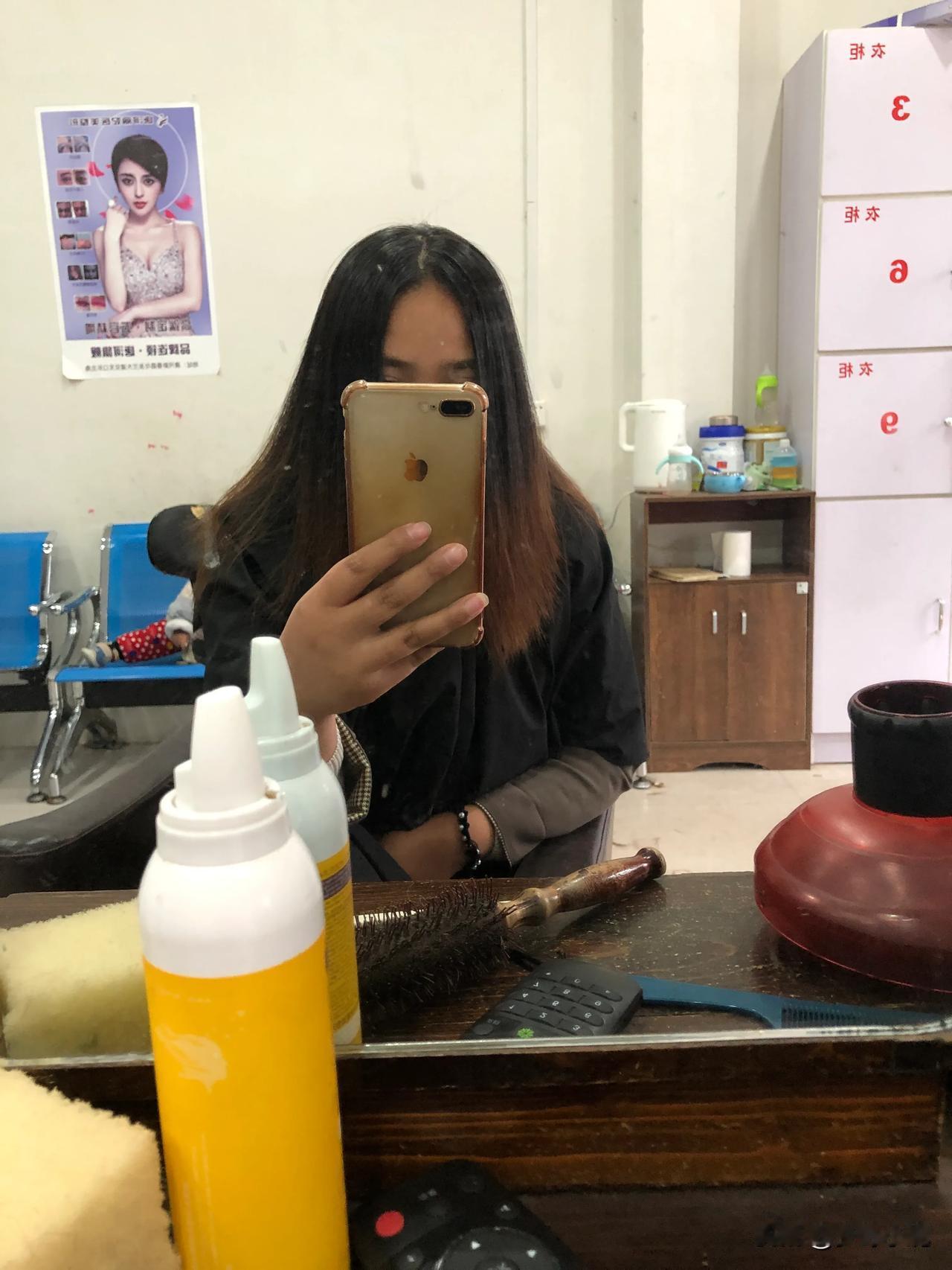村姑换发型了，犹豫了好久，今天狠心来改变一下 
     大家猜我会换啥发型，直