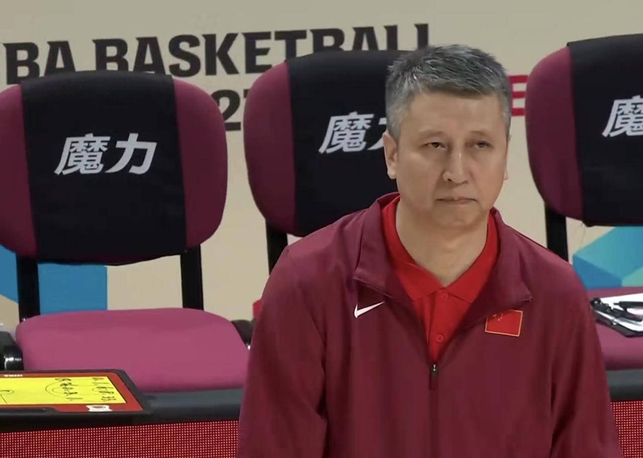 中国男篮vs韩国，今夜首发阵容出炉！
中锋周琦。前锋曾凡博，朱俊龙。后卫高诗岩，