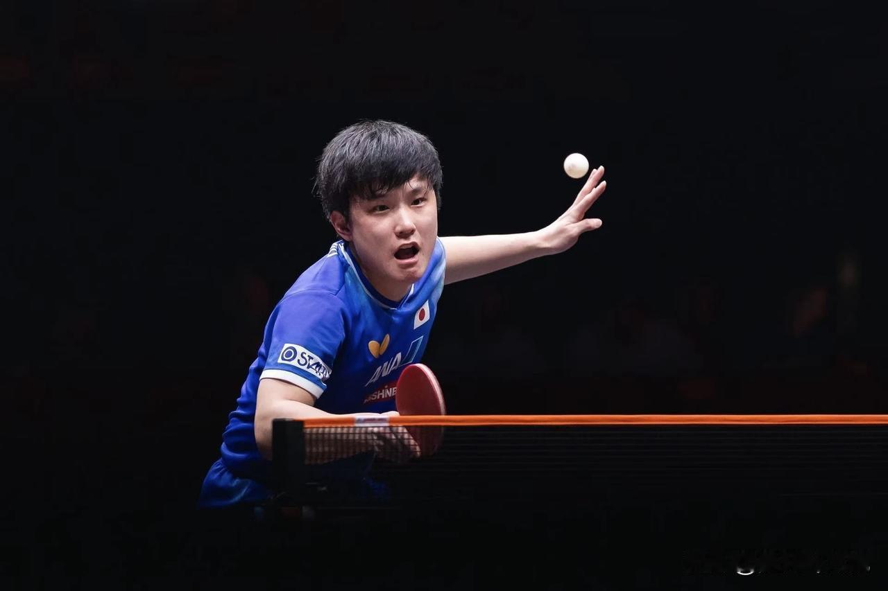 林诗栋没能复制樊振东的神话，第6次输给了苦主张本智和。

0：2落后，追成2：2