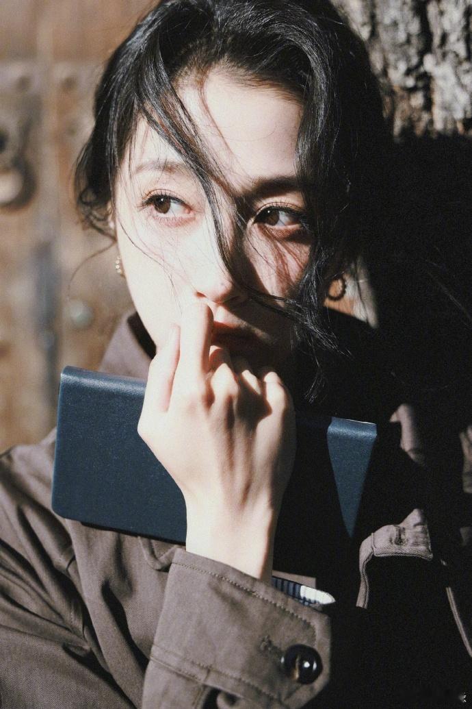 关晓彤文艺片女主既视感走在老胡同里的关晓彤自带慢电影滤镜，阳光穿过枝叶落下斑驳光
