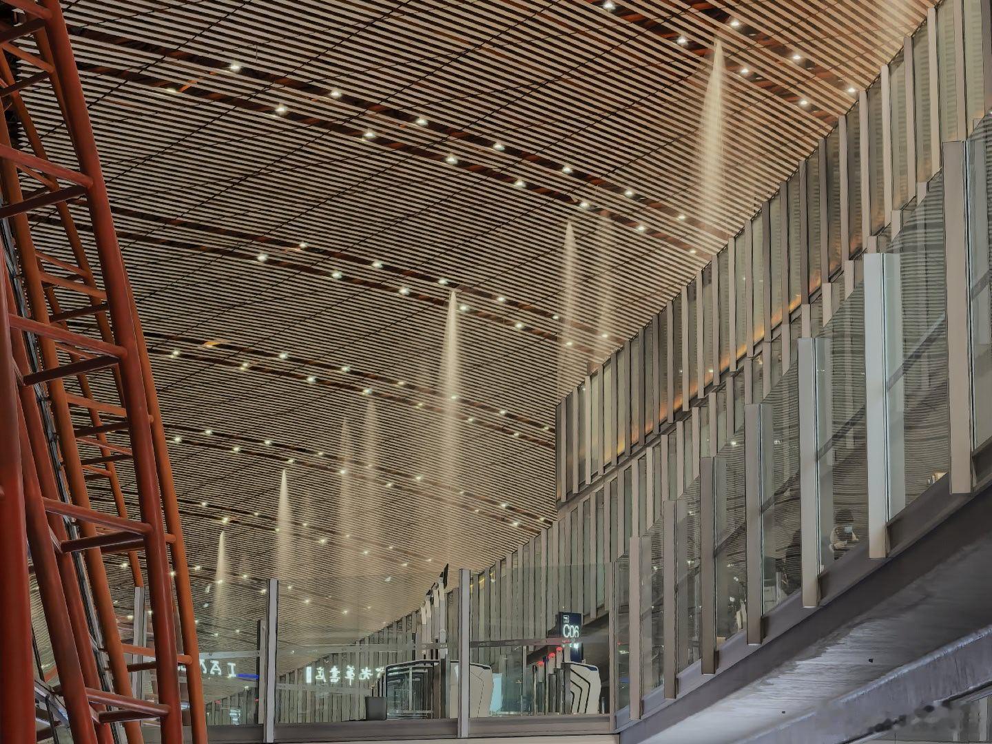 乍一看，丁达尔效应再一看，梦幻的光瀑仔细看：在这拉一层网防谁呢