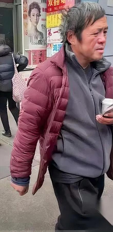 纽约街头红衣博士现身！

手持奶茶还拿苹果机？

复旦学霸孙卫东又刷屏了！这次被