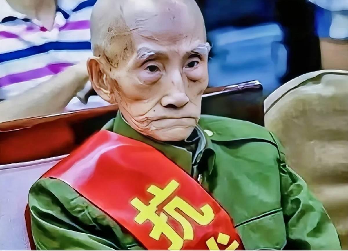 [太阳]1945年5月，机枪手曾岳峰遇到100名日军正在吃饭！他立马架起机枪，一