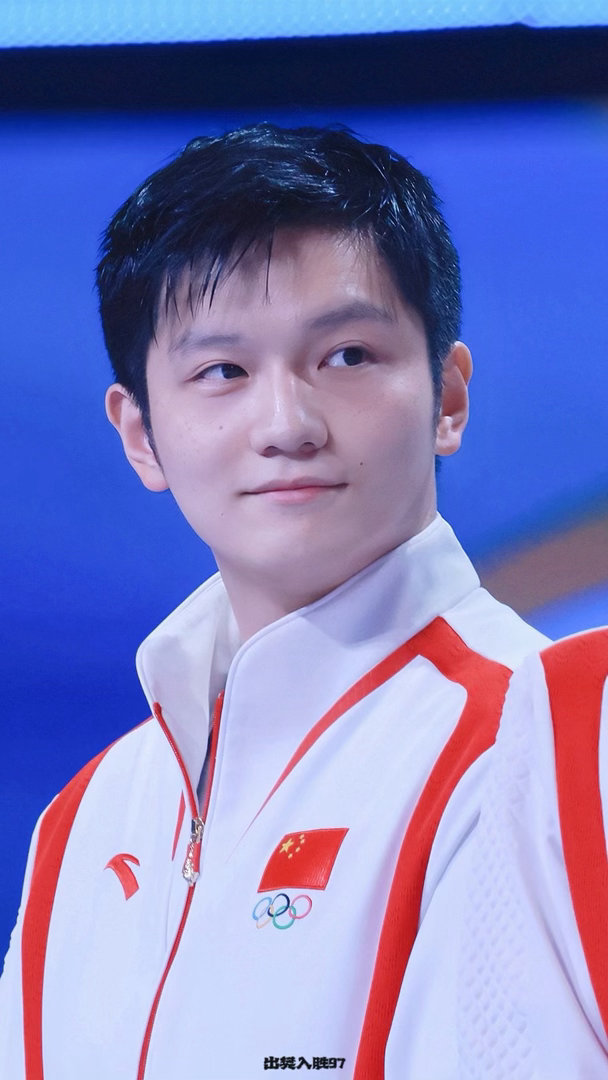 樊振东 💓樊振东是首位超级金满贯得主 忽然觉得周围都暗了下来，原来是你的美貌在