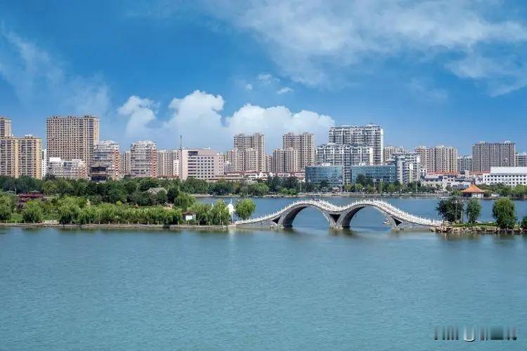诸葛亮名亮、字孔明，都是父亲诸葛珪所取。
“亮”喻光明聪慧，“孔明”意为大放光明