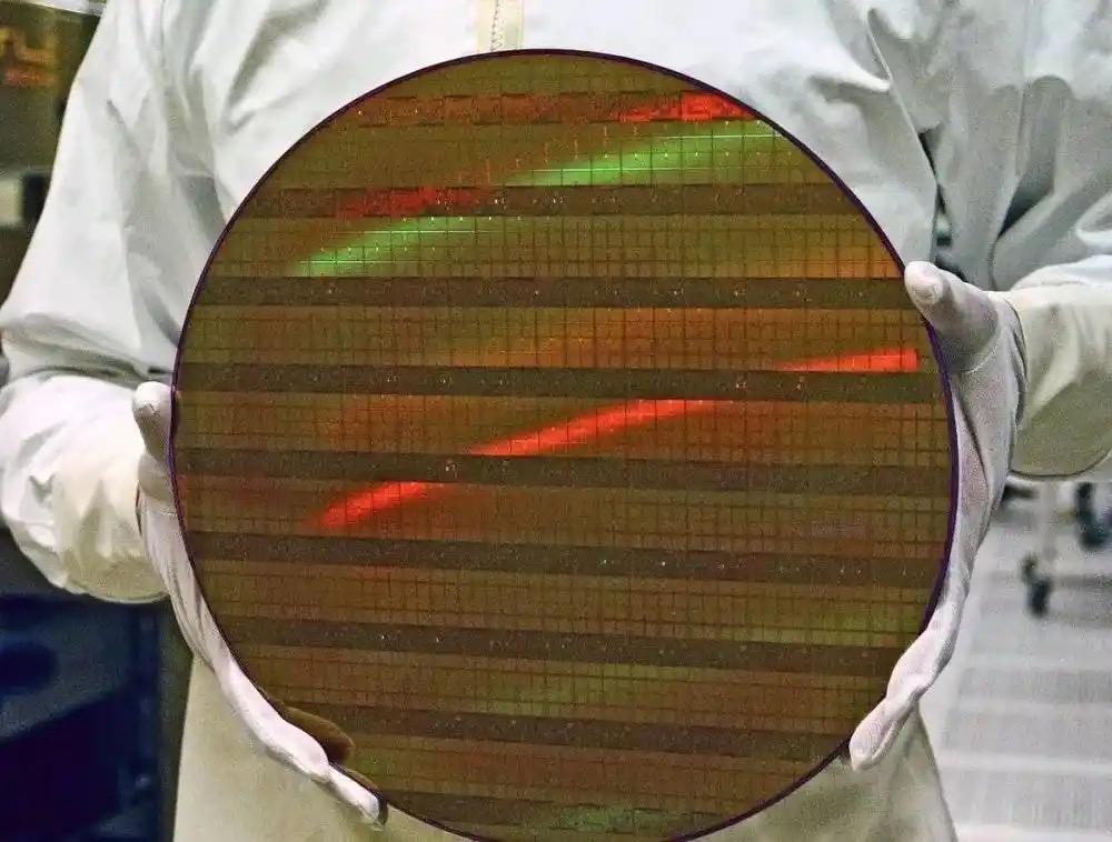 台积电一块晶圆价格：
90nm，2000美元
N7 7nm，1万美元
N5 5n