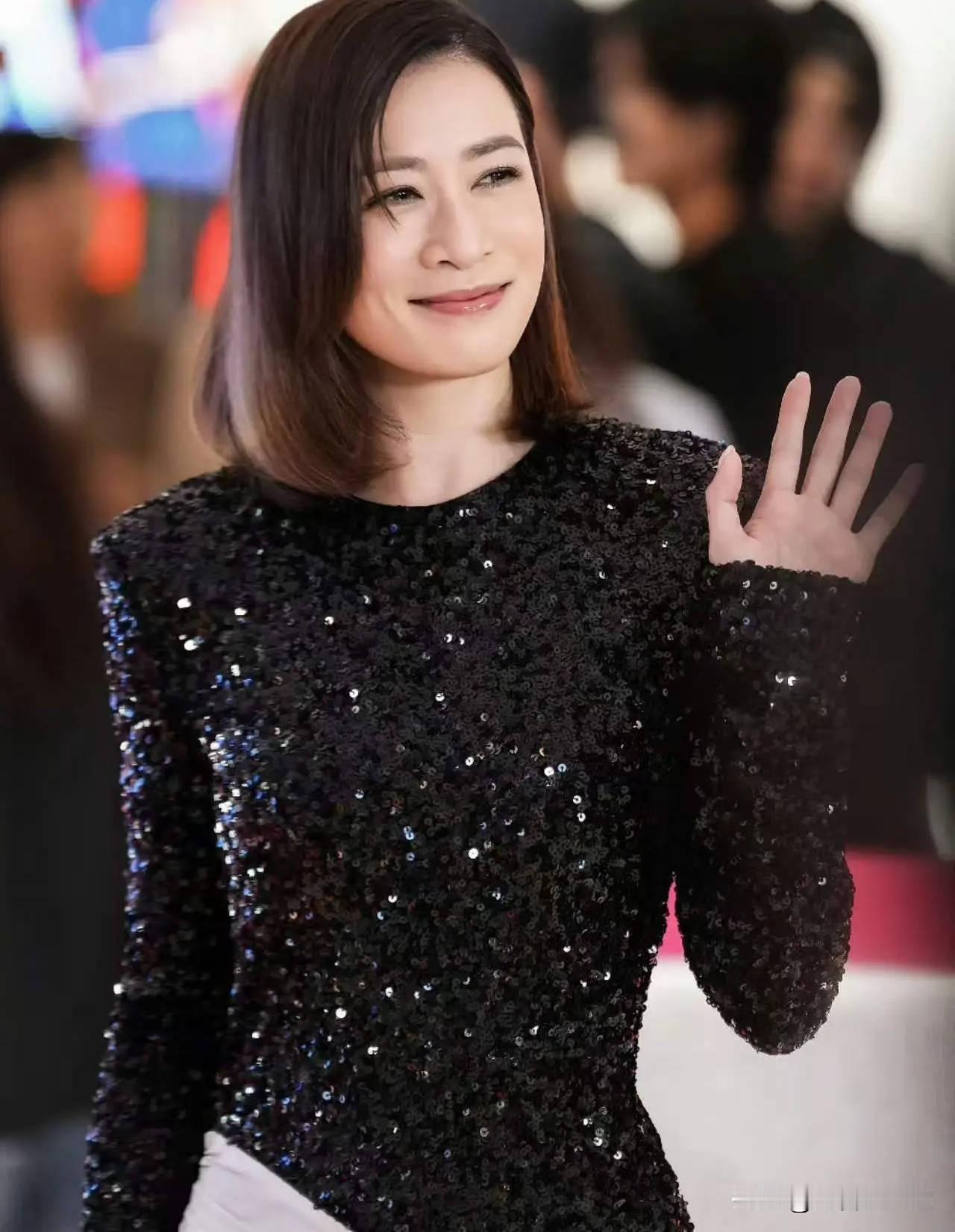 佘诗曼一袭黑白撞色连衣裙亮相，将优雅贵气与灵动甜美完美融合。

经典的黑白配色简