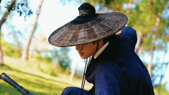 谁来懂一下杨洋斗笠蓑帽这帧打戏！至今没找到长成建模怪的坏处