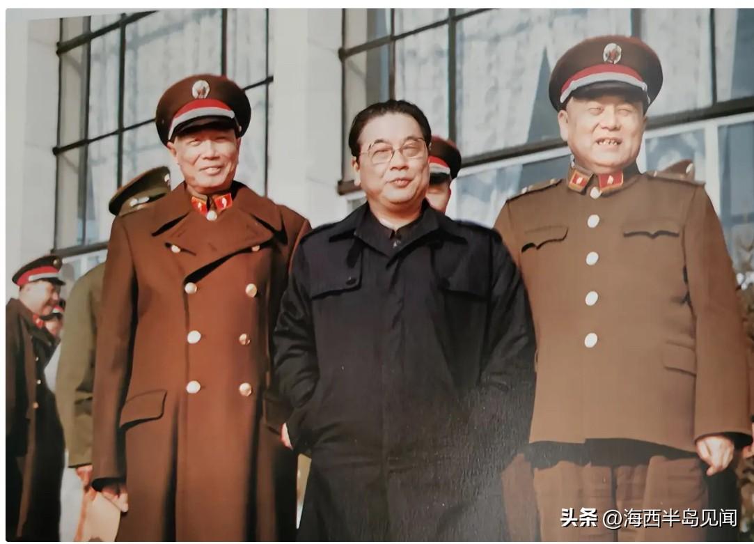 这是李同志与张震上将、李德生上将的一张十分珍贵的合影。1985年，张震出任国防大