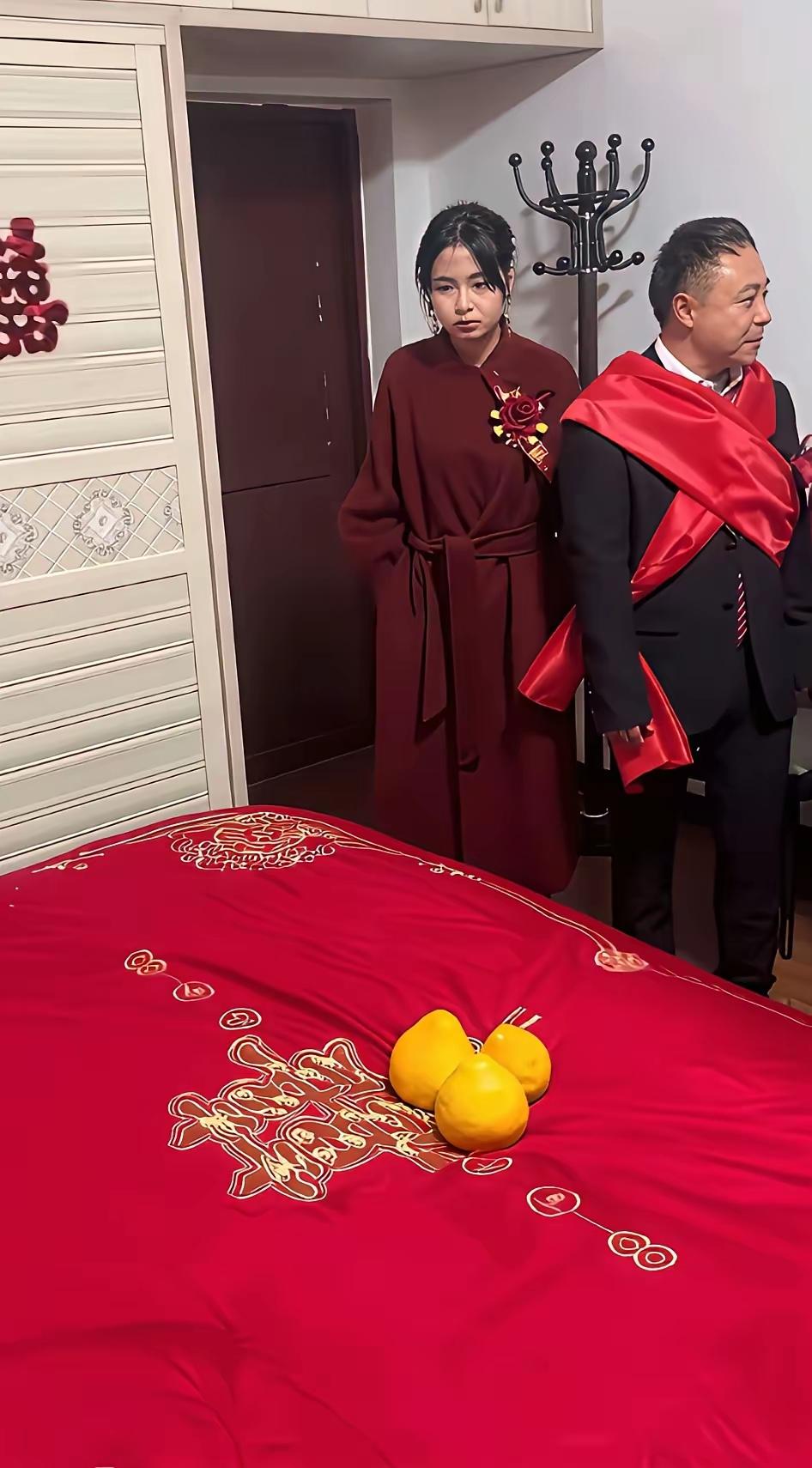 说好的彩礼铺满床呢？红被面上，只孤零零摆着三个柚子！新娘的笑意瞬间僵了！这不是疏