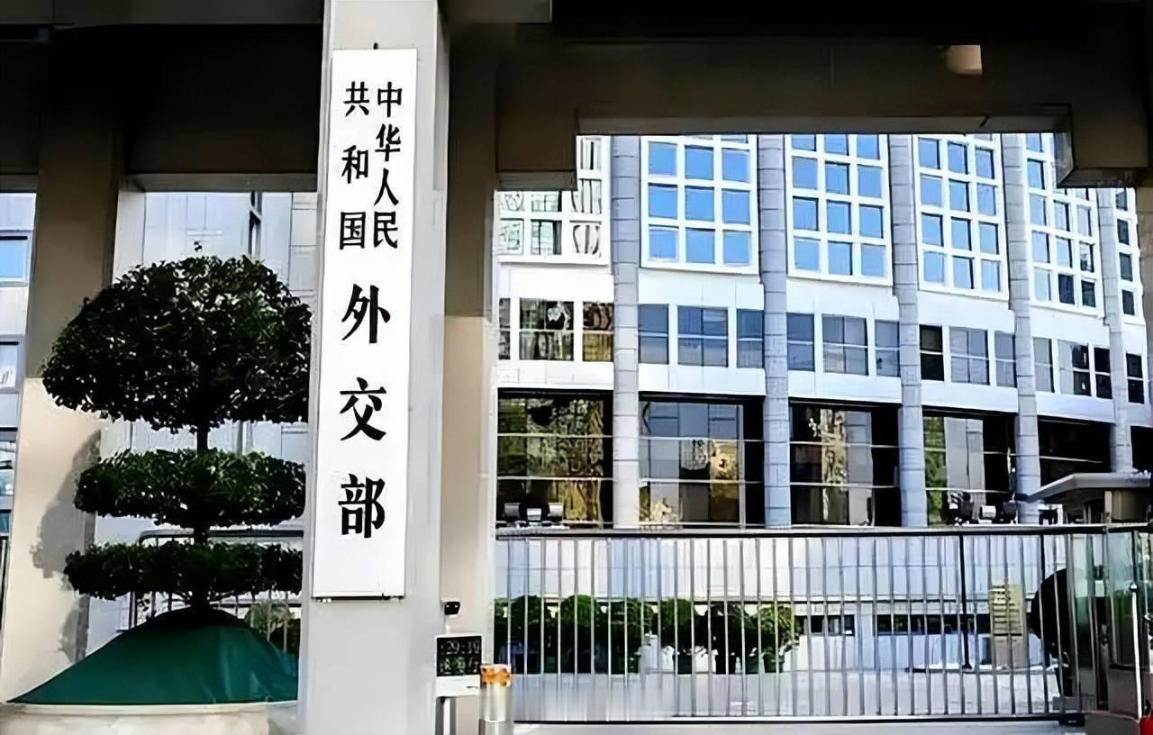 【外交部发言人就美国总统特朗普涉台表态答记者问】民进党当局应该认清大势两岸统一才