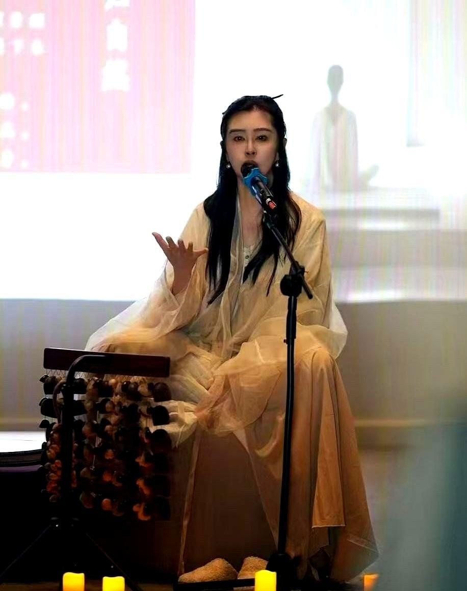 59岁的王祖贤穿回了古装，可这次她不演电影，她在温哥华给人点火艾灸。
 
你在那