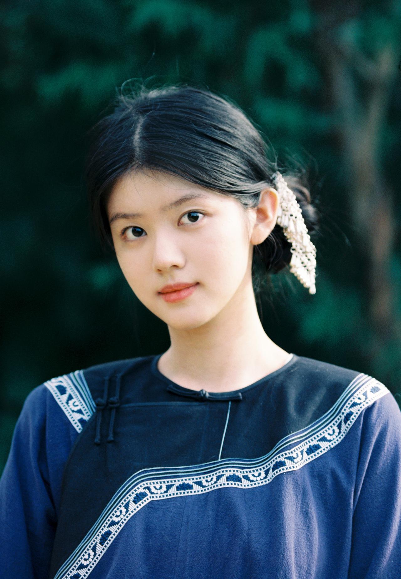 清冷质朴感，被赵蕴卓这组民族写真美到