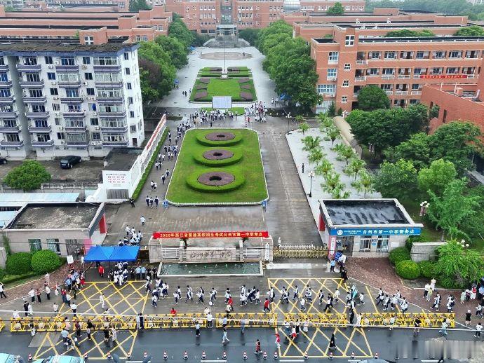 高考收官台州公安平安守护不落幕 椒江高考：无人机盯考场，铁骑守路口，民警递温水。