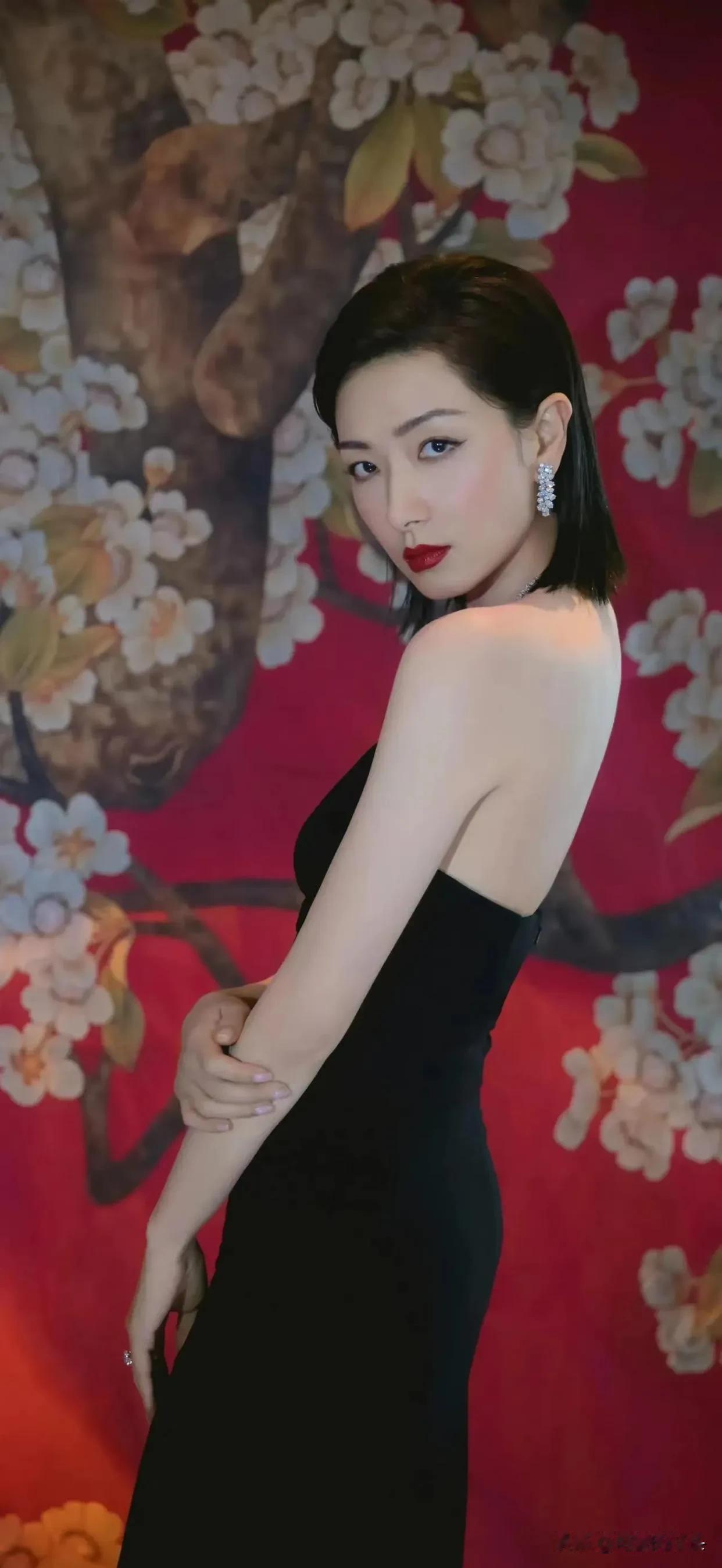 万茜高清壁纸来啦，触目惊心的颜值美的令人心动。