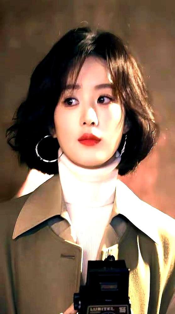 那些拼命展示魅力，把男明星喊老公的女人，骨子里可能不是自信，而是在求救。
 
她