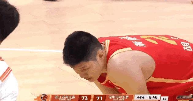 孙铭徽脚踝受伤无大碍，回来了继续打！广厦男篮vs深圳男篮孙铭徽受伤被背回更衣室C
