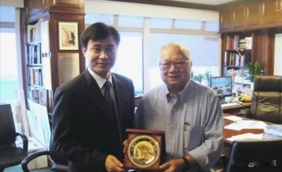 90年代，香港富商胡应湘花30亿承建了虎门大桥，他豪言：“等收回成本后，我就把这