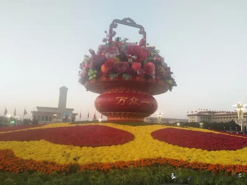 看到“人民万岁千秋颂”这个上联，瞬间来了兴致。对联讲究平仄相反、词性相对。参考已