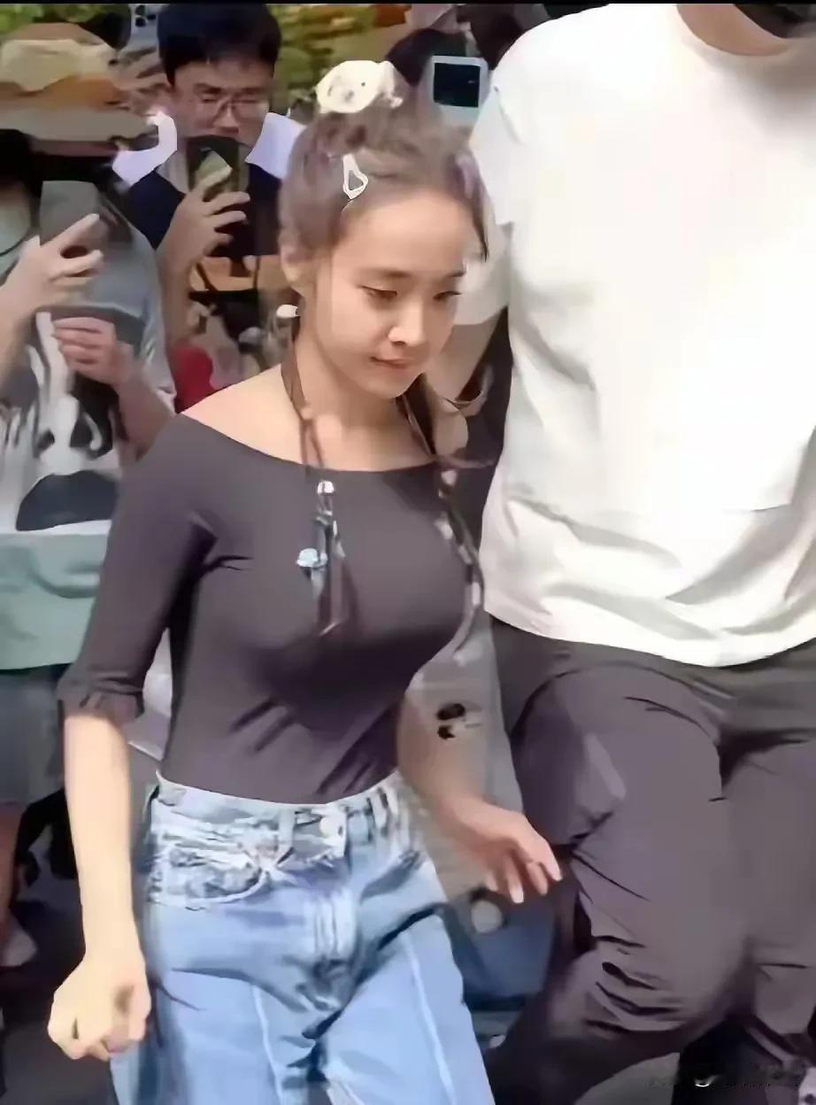 看出这是谁了吗？
这身高差？
还真是差的不是一点半点