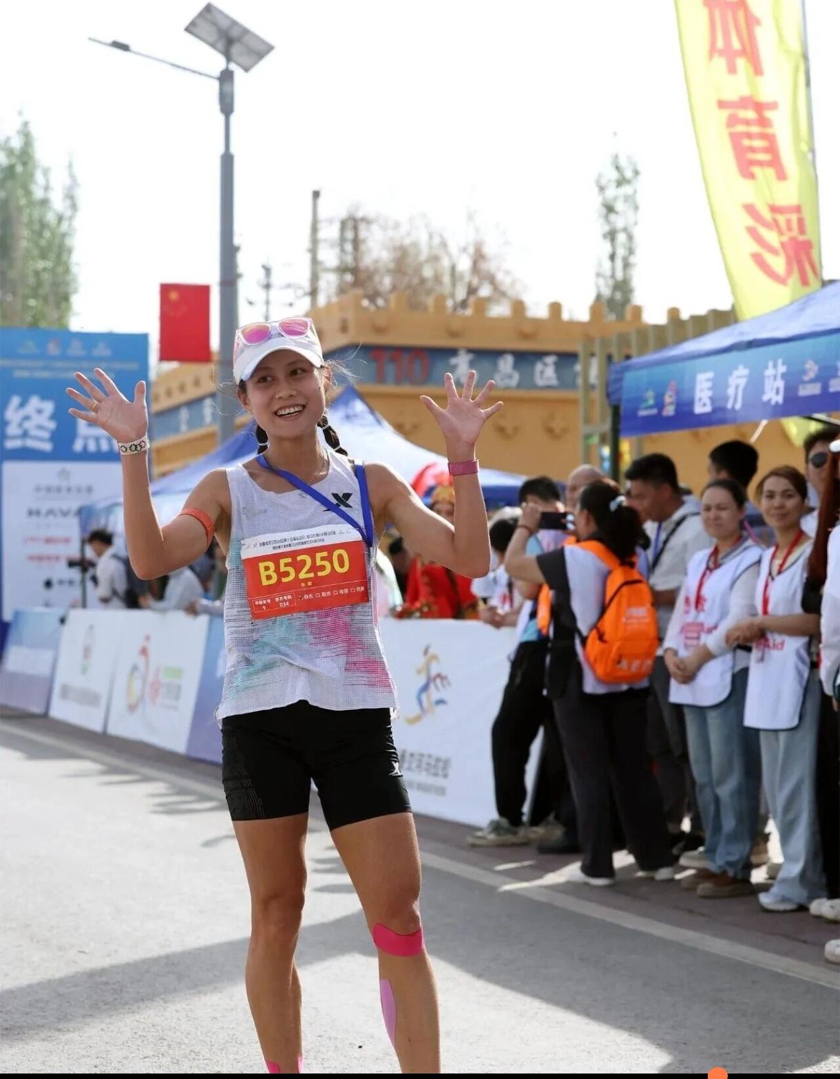 中国大众跑圈一姐朱卿，简直无敌！
 
春节后连拿五冠，场场破纪录，狂揽近40万奖