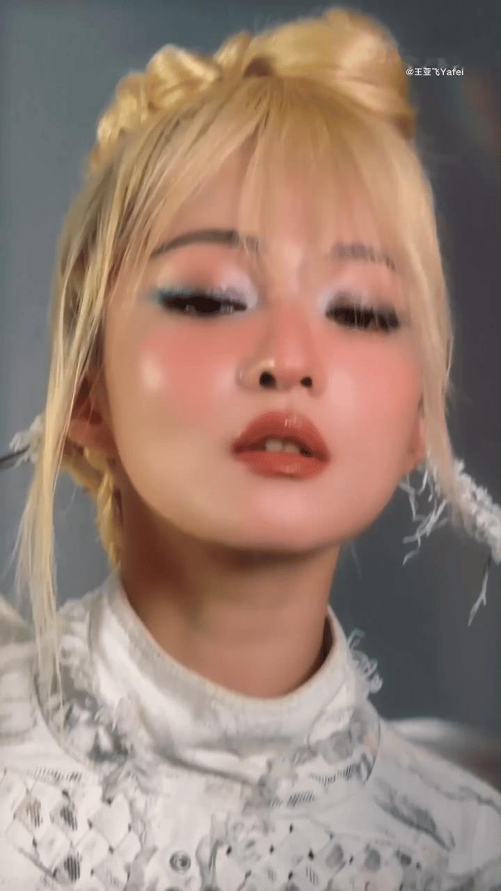  这个妆的细节也太顶了吧，清冷破碎感直接拉满！王亚飞给张韶涵化的银翼战姬妆张韶涵