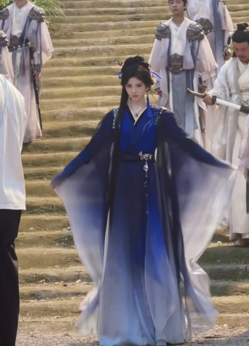 鞠婧祎《来战》阿黛中秋营业花絮，剧组氛围好欢乐！！[打call] ​​​