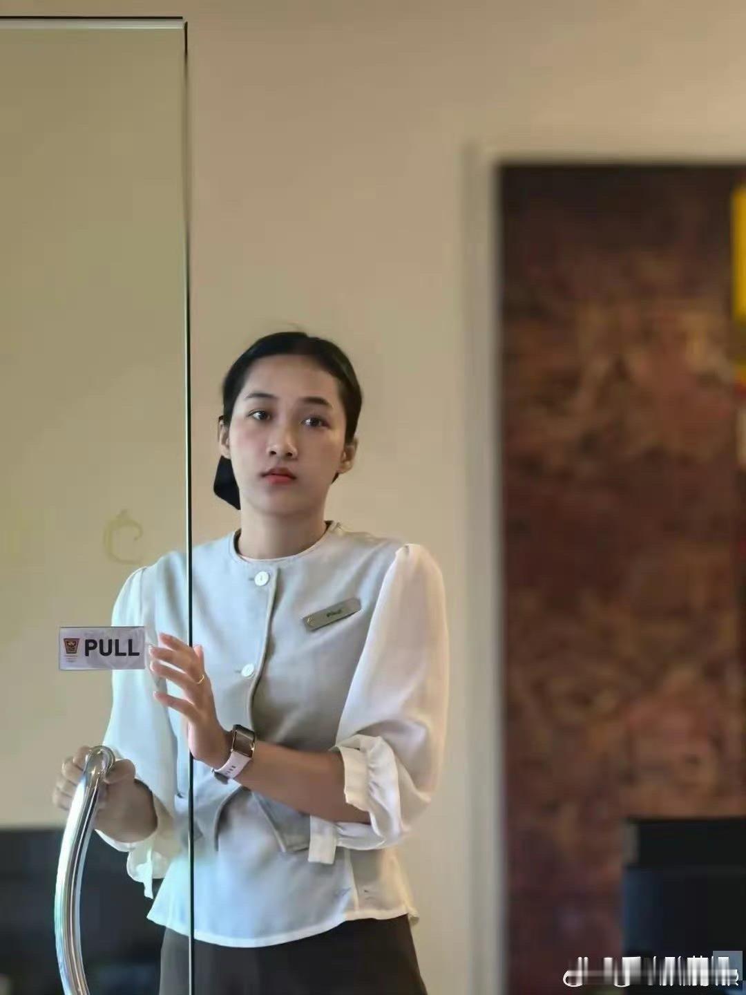 泰国版关晓彤，一位网友在泰国旅游，发现一位小姐姐长得特别像关晓彤，你们觉得像吗？