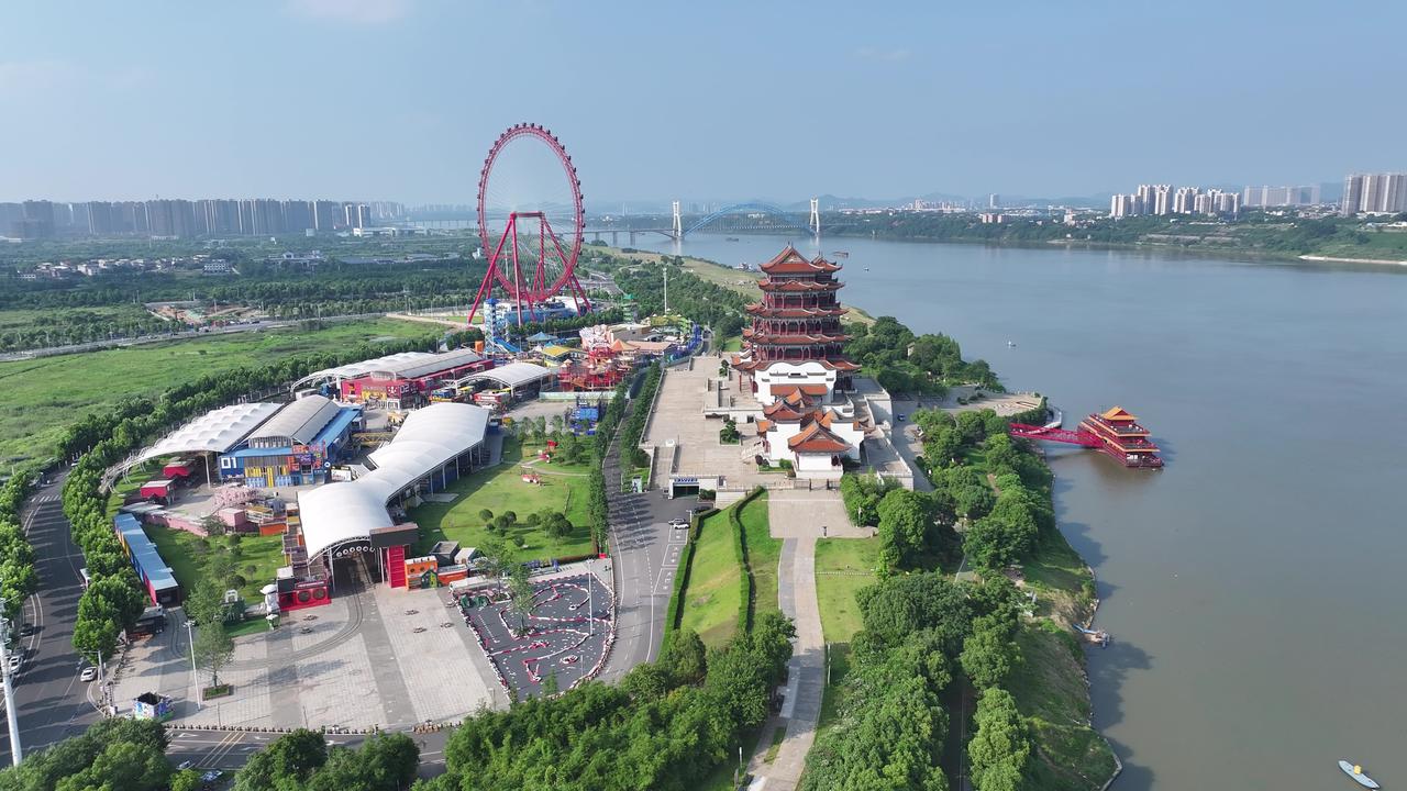 来湘潭第一天，我第一眼看到的，就是这个湘江边的古建筑——万楼。旁边就是巨大的摩天