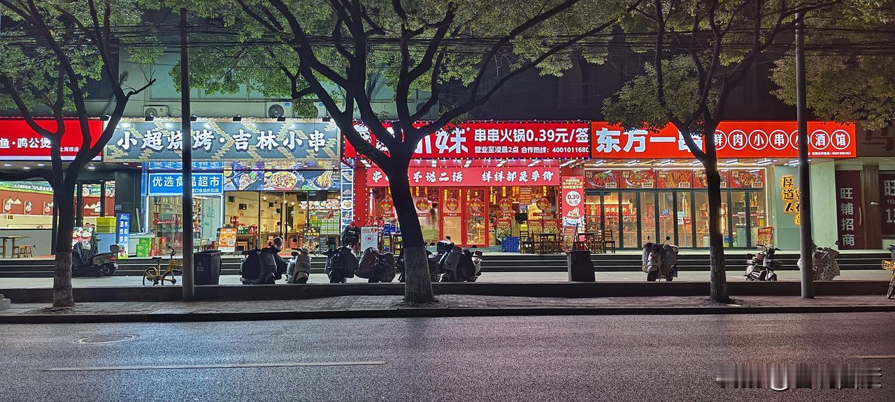 可能是消费降级了，大饭店吃不起，就到小饭馆搓一顿。小区外面的饭馆灯火通明。
老家