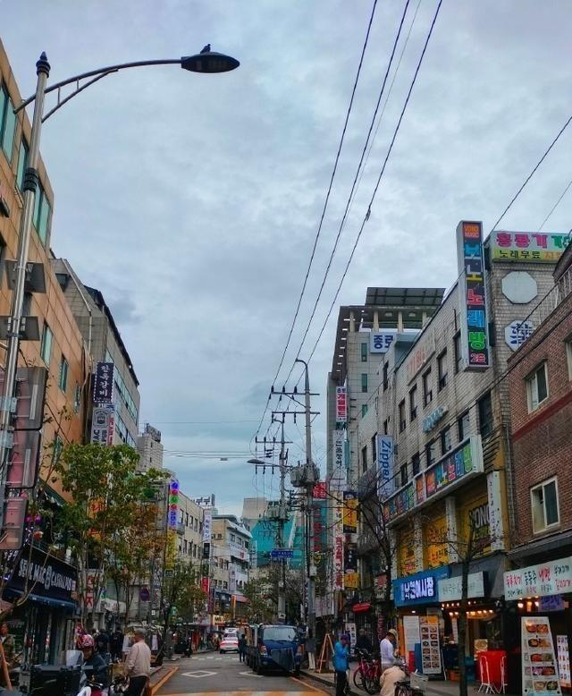 一位美国华人说出了自己的看法：“中国人不要自以为是，如今就连韩国都转向反华。
