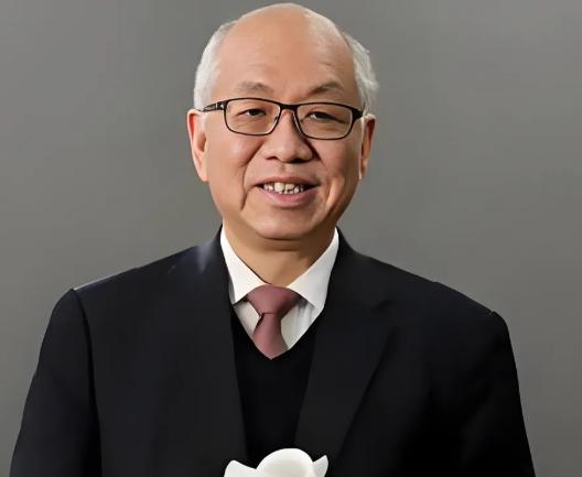 美籍华裔数学家丘成桐表示，中国的数学水平比美国落后了80多年，甚至和美国上世纪4