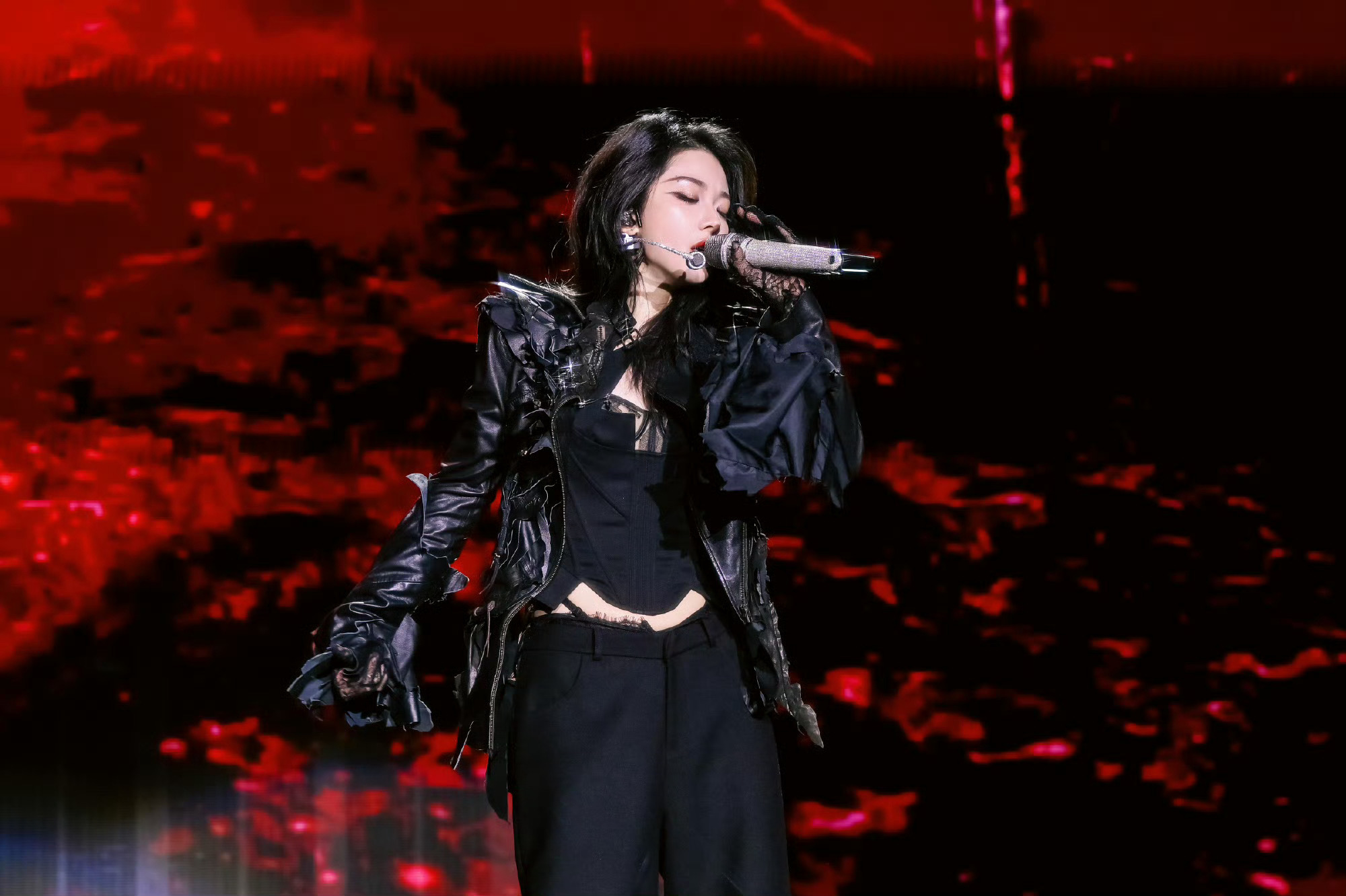 喻言求夸北京春晚舞台表现 喻言因为自带故事感的嗓音被夸嗓子里有余华的小说，谁懂一