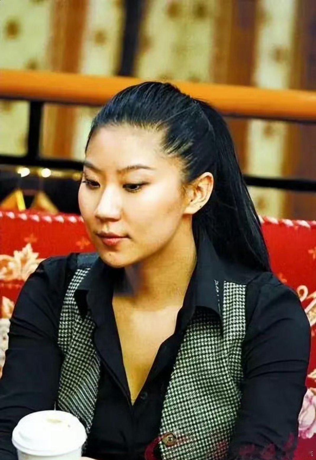 直播间很多人说她性格好，优雅，像向太……会点面相的都不会这么形容 
