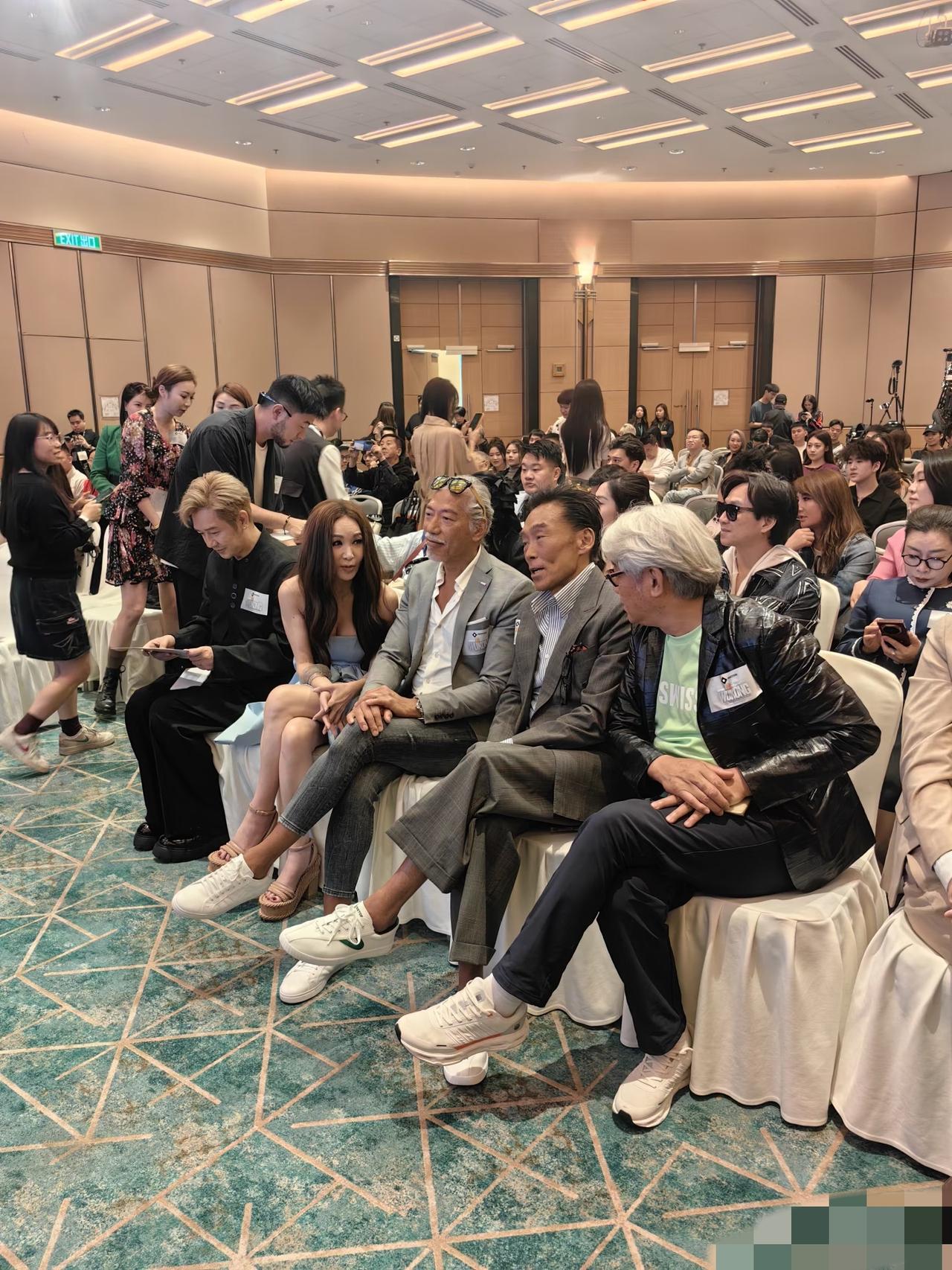 郑浩南、张耀扬、温碧霞同框，都挺老的，一看就是60岁以上!

3月19日，温碧霞