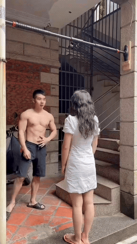 这就是爱情的力量，
为了心爱的人，
男子无限动力！