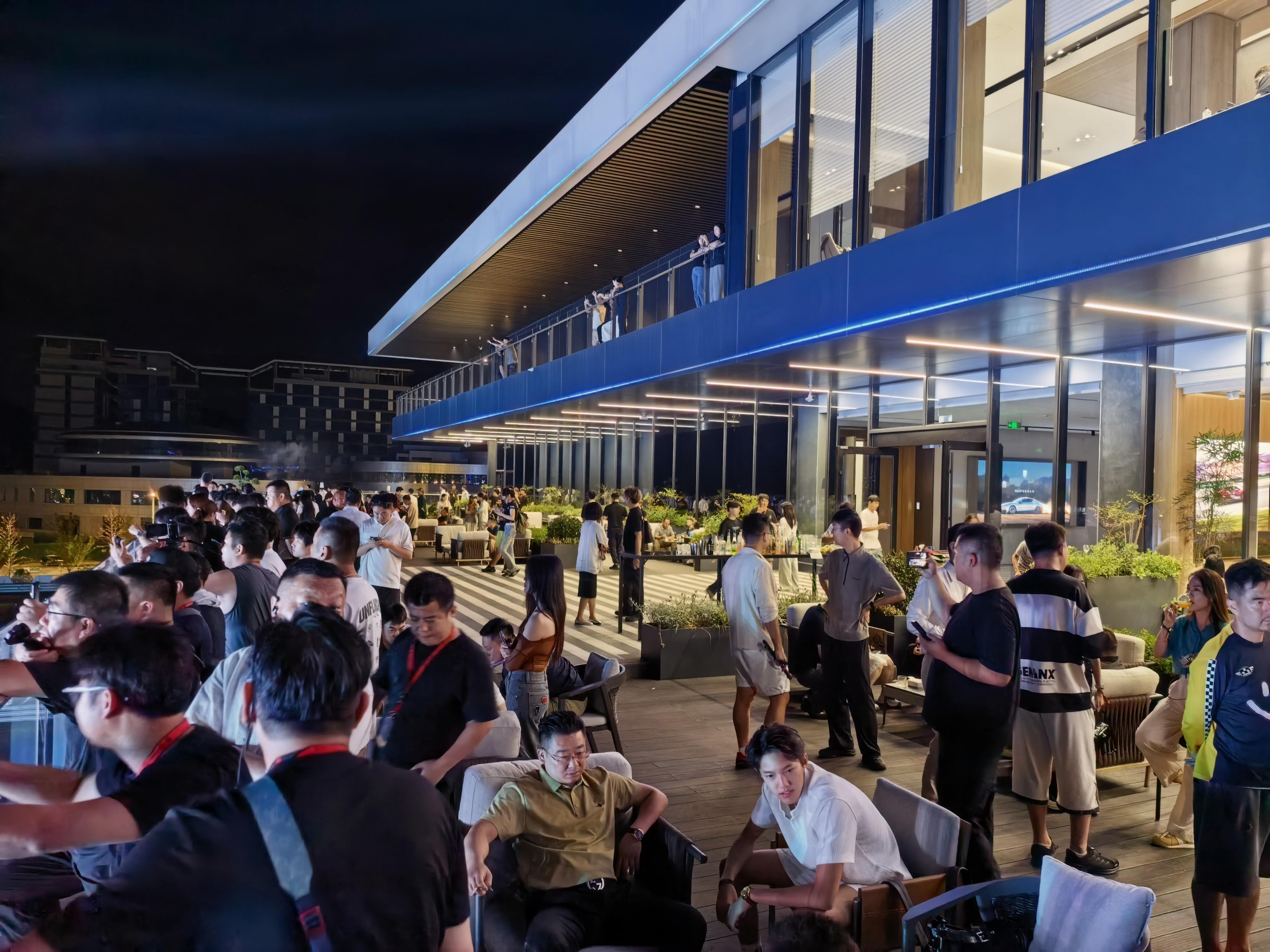 仰望用户的驾驶者派对开始。等会有车舞表演，还有大羊排。 ​​​