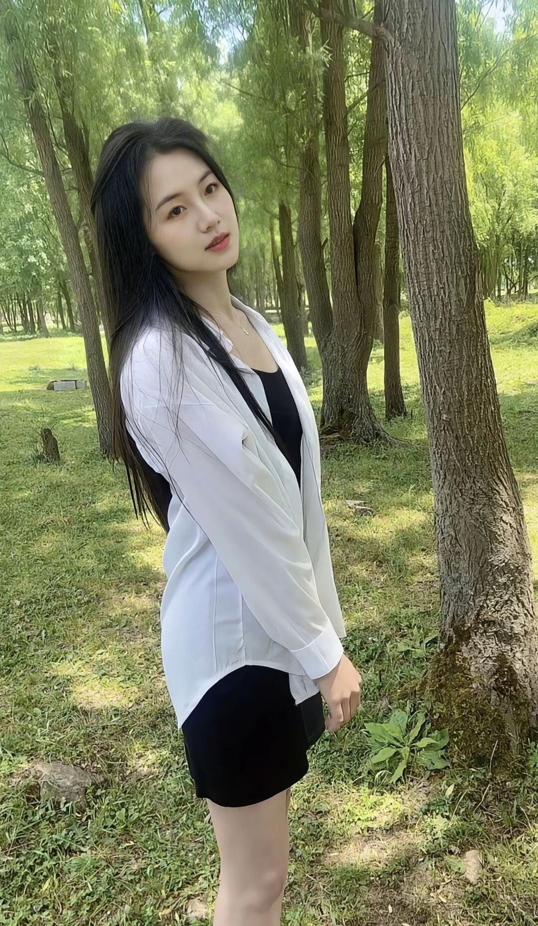 阳光下的白衬衫与黑裙，森林中的优雅与自然。