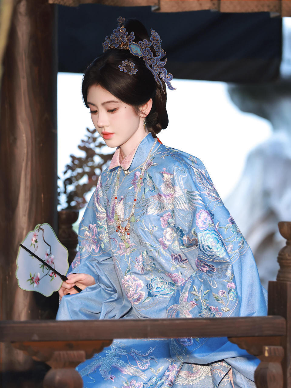 鞠婧祎新造型美晕了 谁看完直接存满相册！大气蓝调搭清亮浅杏，眉眼灵动自带温婉气韵