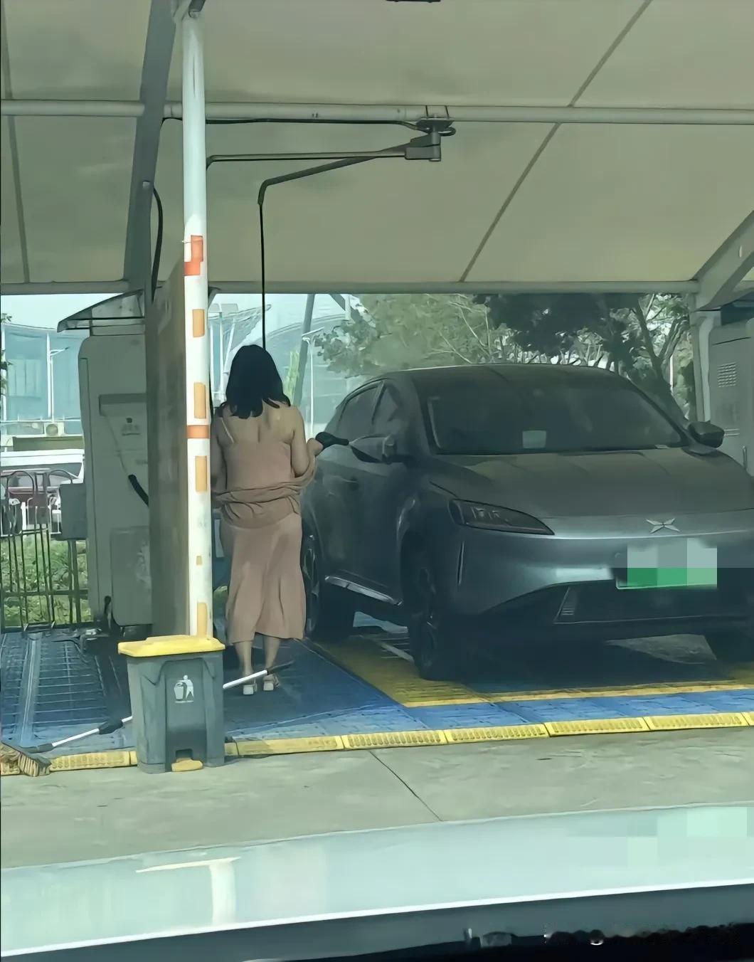 有懂这个的没？这到底是洗车还是洗澡啊？哈哈，看起来像是在给车洗澡，不过也有点像人