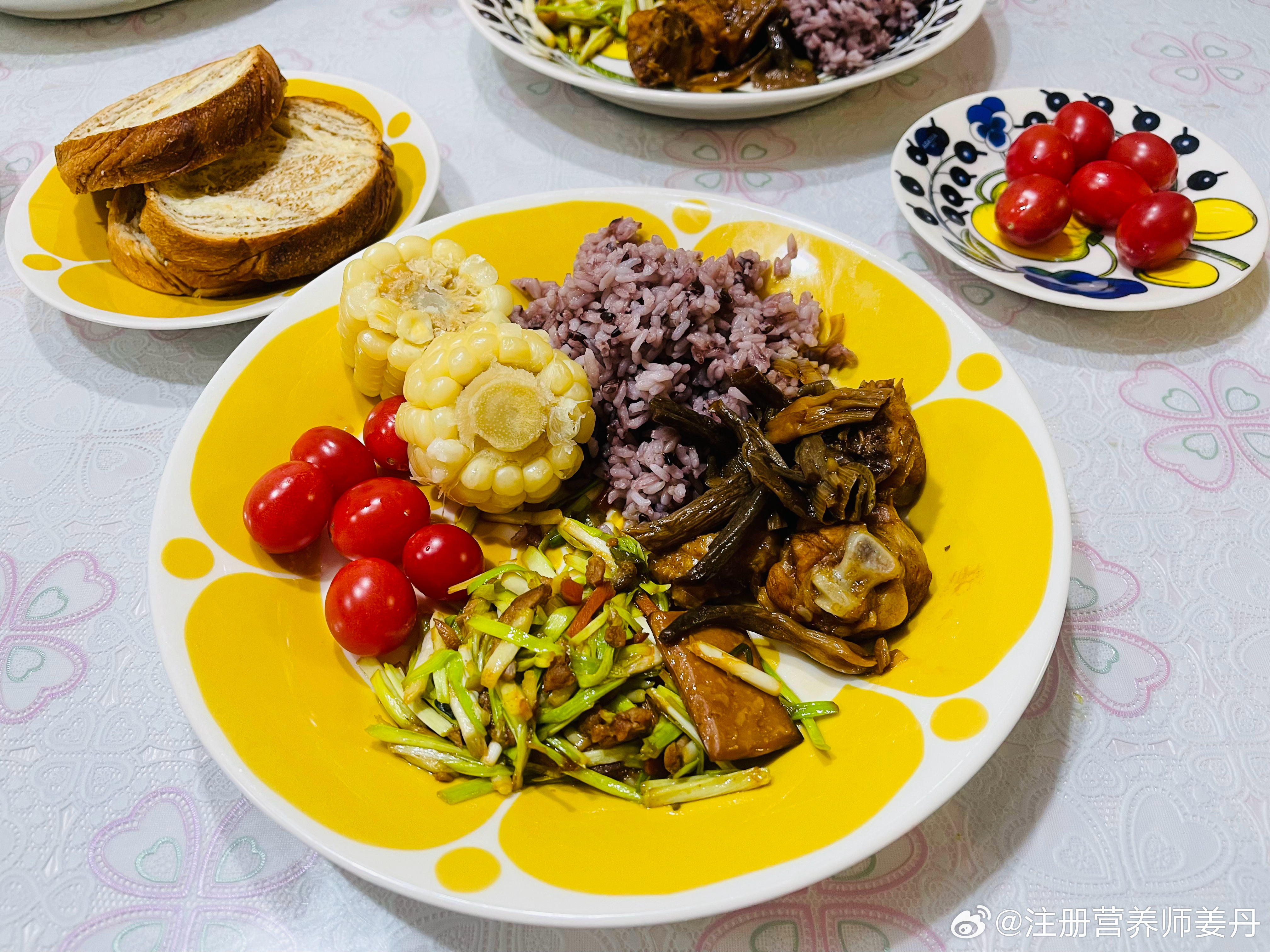 饱餐一顿，准备准备再来一杯咖啡去上课[哈哈][哈哈][哈哈][哈哈]#那些长期喝