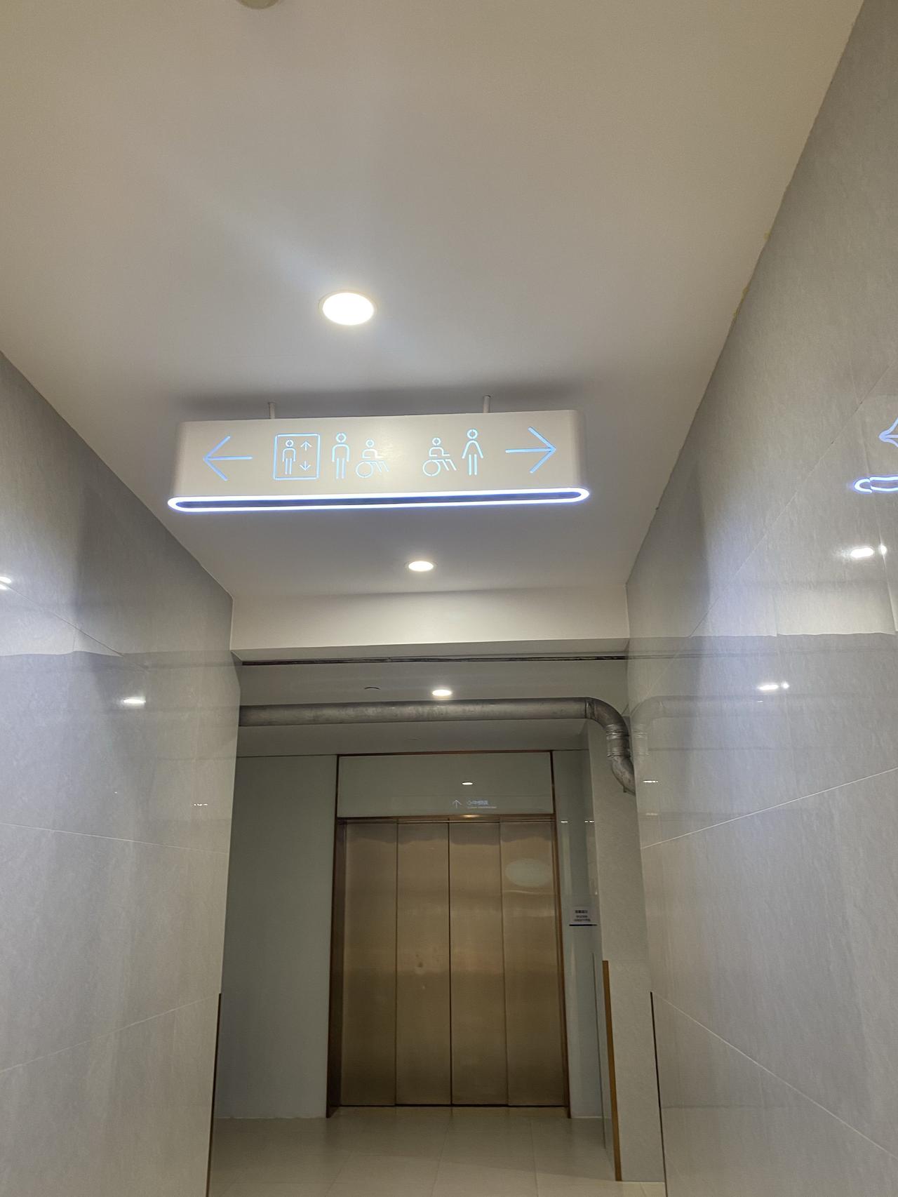这才是在厕所应该听到的话！
一位女士说：我不想这么卷，我老公说，与其现在拿钱让孩